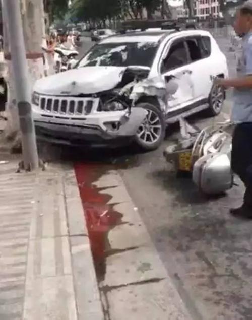 南阳九小门口突发惨烈车祸地上一片鲜红真相原来是严禁造谣传谣