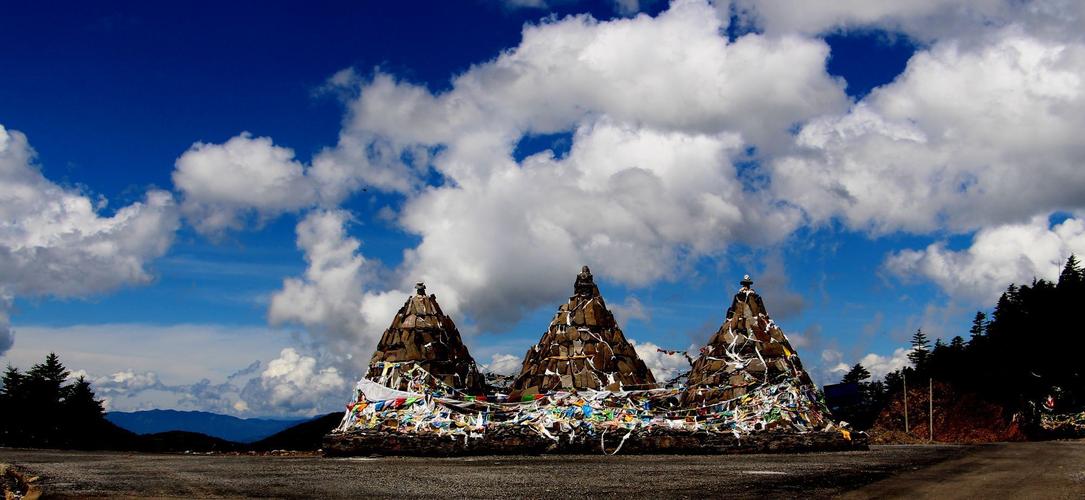 上帝浏览的花园——木里,雪山与原始森林,高山湖泊和温泉蜚声国内外