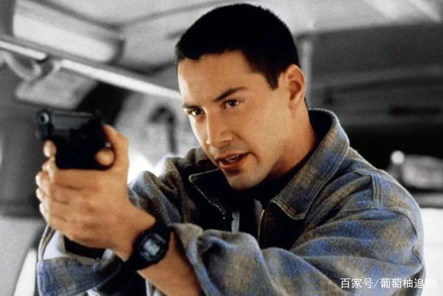 男神终于换发型了,基努·里维斯剪成寸头,瞬间年轻十