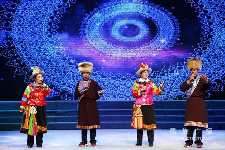 青海土族群众欢唱"花儿"迎新春