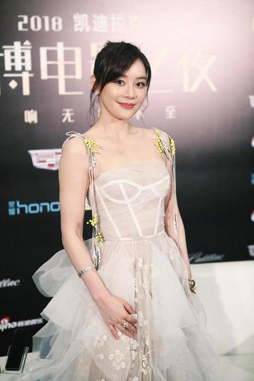 袁姗姗出席某时尚品牌发布会,身穿粉色吊带裙甜美可爱,仙气十足,深v