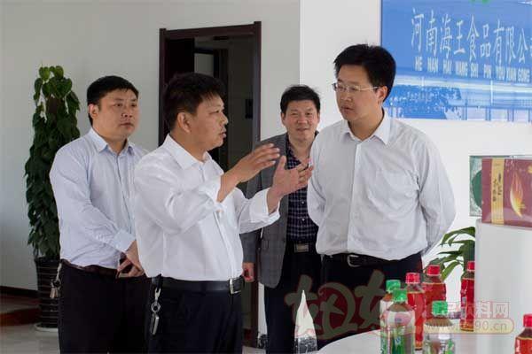 经济采访部副主任陈茁一行在县委书记薄学斌,县委常委,纪委书记高友云