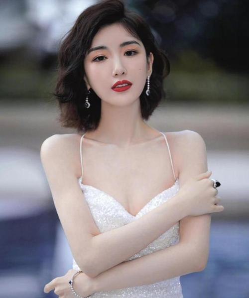 人气花旦毛晓彤时尚写真,美艳俏丽,气质太赞了