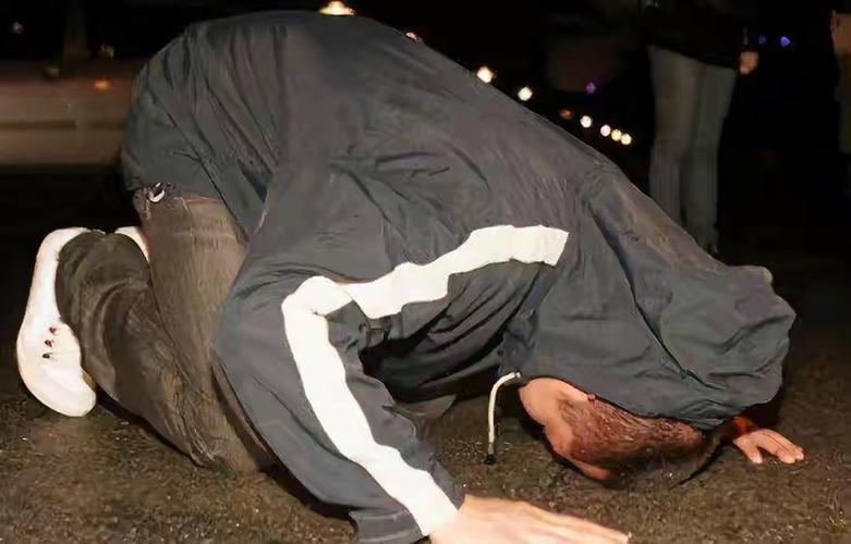 男生对女友下跪磕头?真心爱你的人,舍不得你活成奴颜婢膝的模样