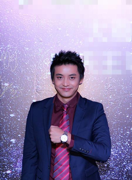李佳航亮相引围观 绅士风格呈现完美时刻