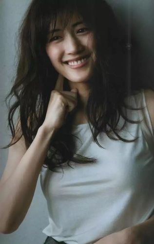 她是日本国宝级女优,性格内向天然呆,却连续3年被评为"日本最理想女友