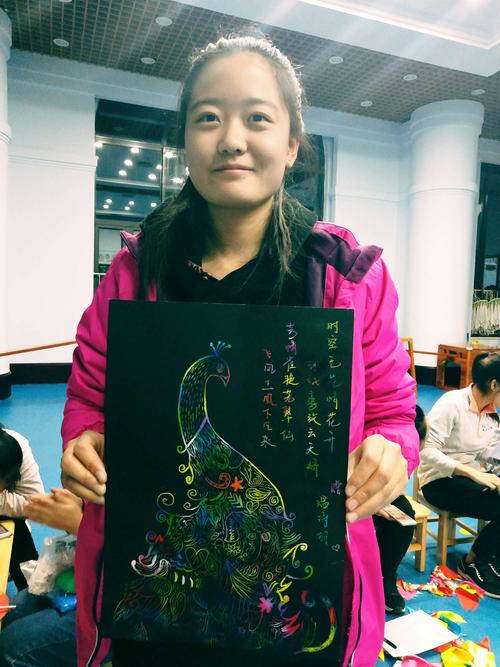 这是王瑞芳老师带来的刮画作品——《孔雀》