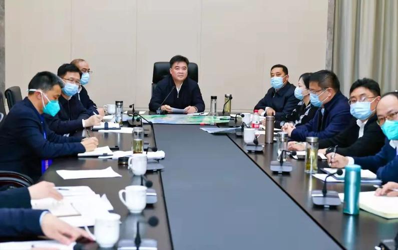 3月17日下午,市委书记,新区党工委书记何中伟在嵊泗主持召开全市疫情