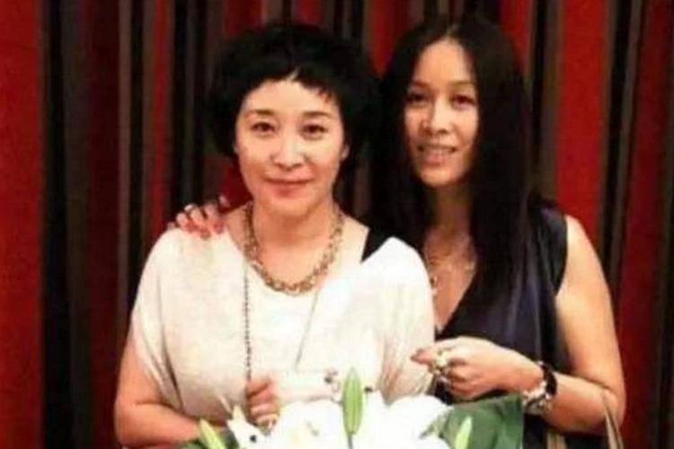 那英还有一个姐姐那辛,真是有差距,难怪蔡国庆看上了姐姐