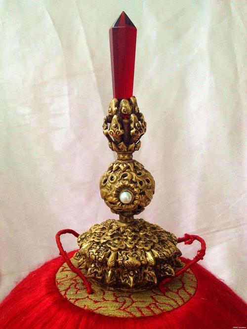 而吉福冠的顶戴一般是圆形的顶珠,像这样——