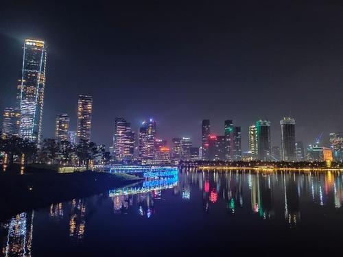 实拍深圳湾夜景,中国第一湾区,周边房价突破10万一平