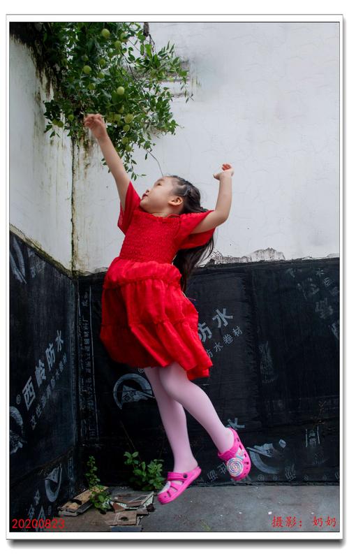 穿红裙子的小姑娘