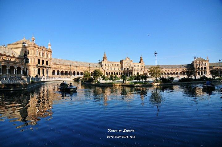 塞维利亚的西班牙广场位于玛利亚路易莎公园边缘,是塞维利亚最为美丽