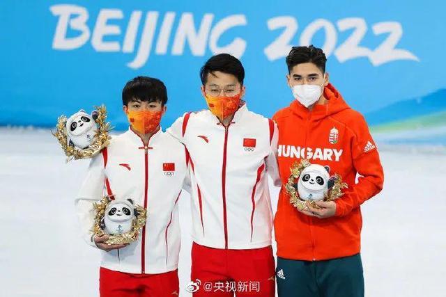 2月7日晚,北京冬奥会短道速滑男子1000米决赛,任子威和李文龙分获金牌