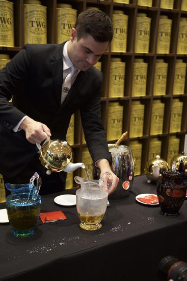 twg tea调茶师现场展示冰茶冲泡工序