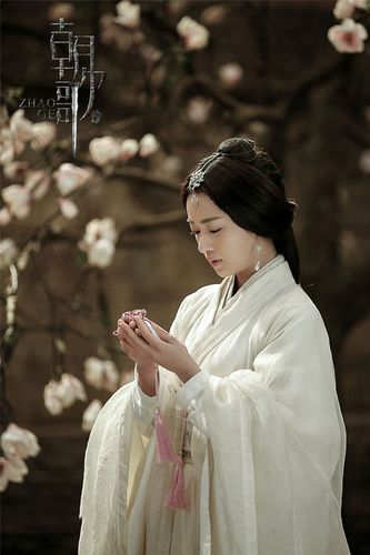 简介:吴谨言《朝歌》剧照图片,分享一组吴谨言图片给大家,图中的明星