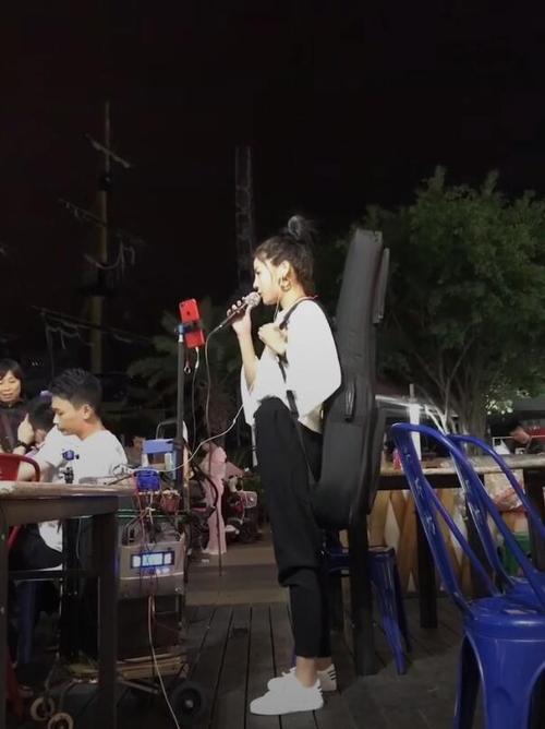 快手花姐个人资料简介,"大排档"歌手花姐生活照,走红经历