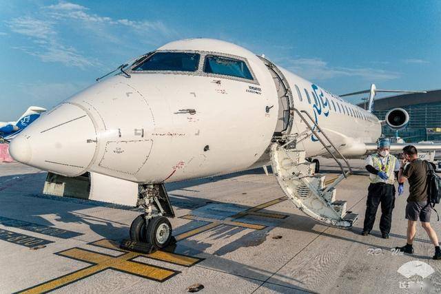 乘坐庞巴迪cr9小飞机是什么体验?拔草机龄5.4年的华夏航空