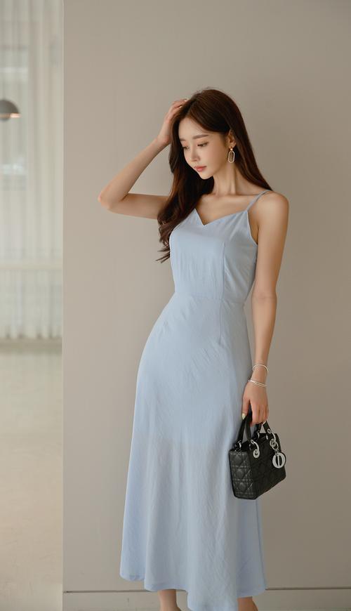 孙允珠高清美图:冷寒色调汐光钻石蓝吊带长裙