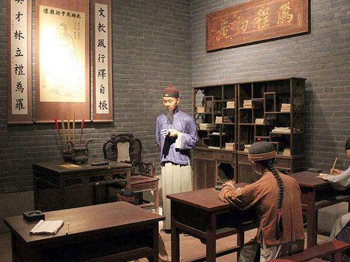 在很多父母眼中,中国古代流传下来的私塾教育,显然要比现代的义务教育