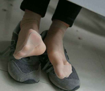 为什么女孩子天天洗脚换袜子,脚还非常臭? 多半是这3个原因!