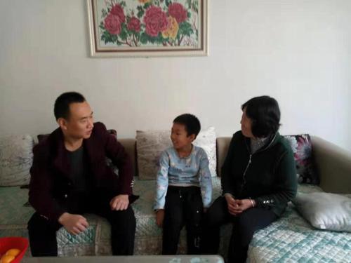 鲁权屯镇实验小学开展牵手关爱行动