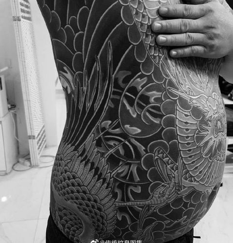 满胸腰侧传统黑灰风龙纹身图案