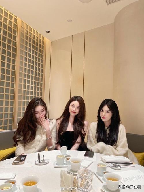 网红美女带着男友和闺蜜聚会好漂亮