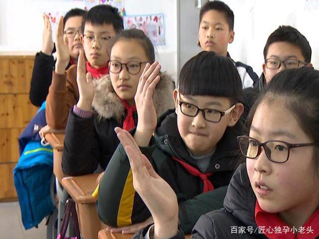 根据《年全国学生体质健康监测报告》,全国小学生近视率为32