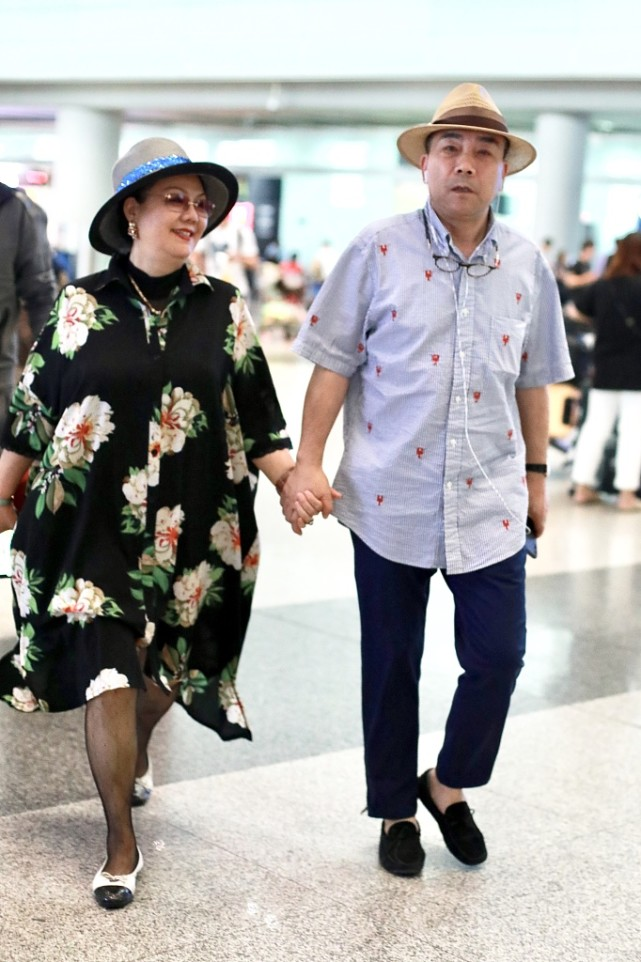 杨议妻子虽然有贵妇气质但穿上黑丝之后却带着一种俗气感