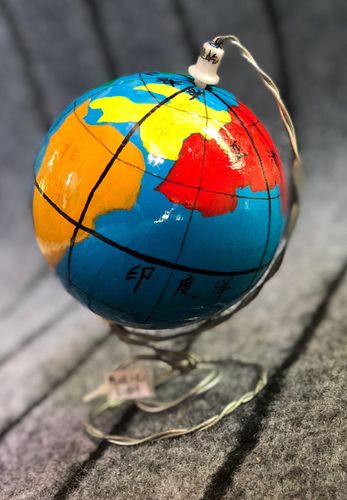 哥哥手工制作地球仪