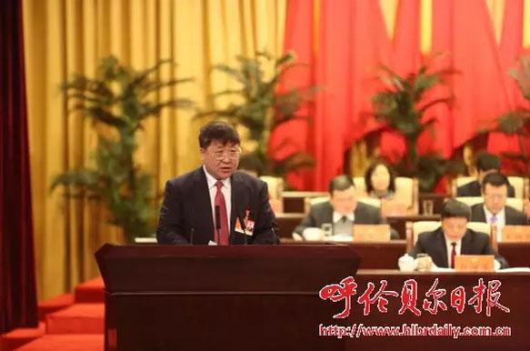 巴树桓代表政协呼伦贝尔市第三届委员会常务委员会向大会作工作报告