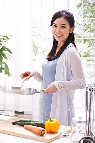 一个年轻女人在厨房做饭