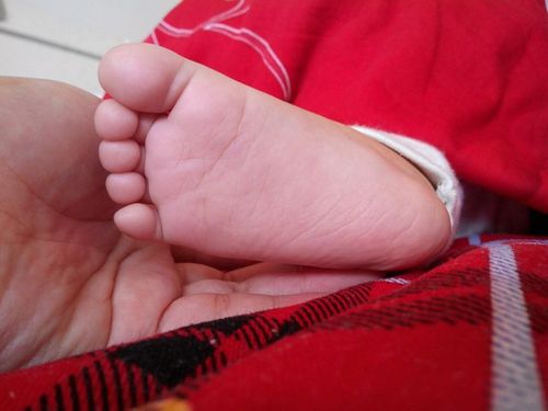 宝宝的脚后跟窄不窄?
