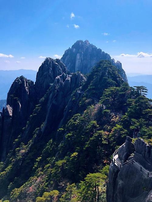 奇松,怪石,云海,温泉,被称为黄山四绝.一路走来,奇松,怪石,比比皆是.