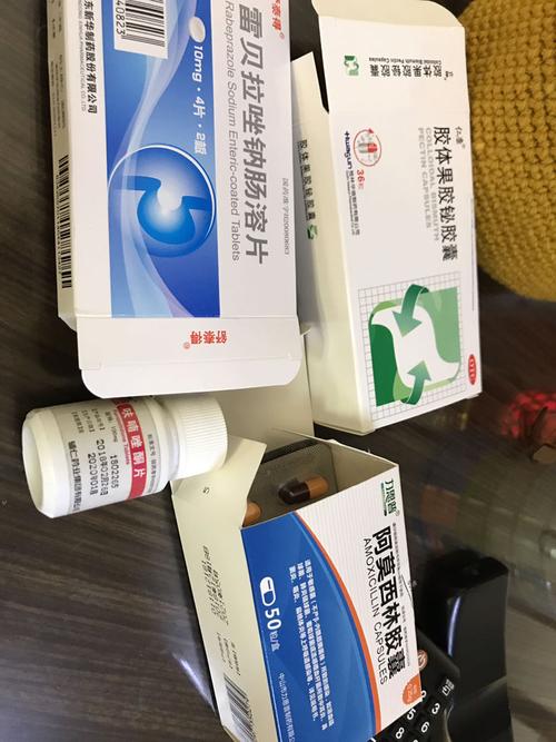 最近吃了,消炎药,一天大便两次,尿很黄