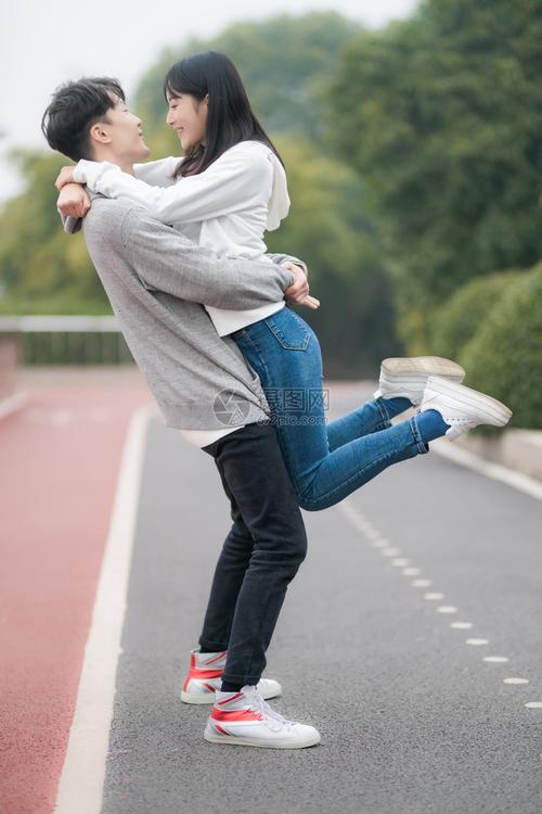 情侣在户外拥抱