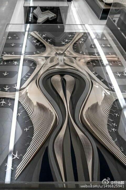 据悉,北京新机场的建筑设计师扎哈·哈迪德,她是世界上最着名的