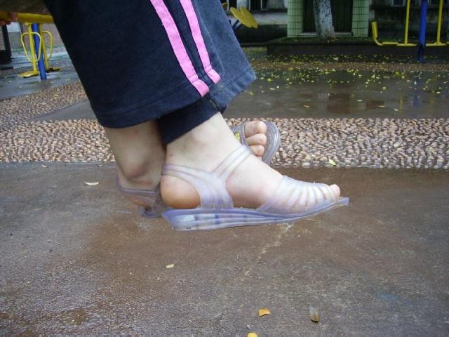 谁有小女孩的凉鞋图