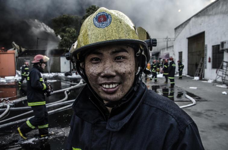 "消防员笑容"组照震撼网友(图)