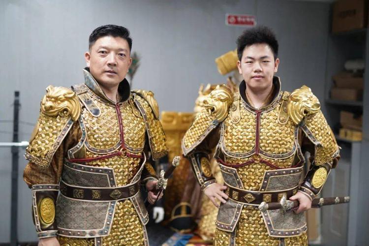 城墙金甲武士体验官上岗霸气男团初体验