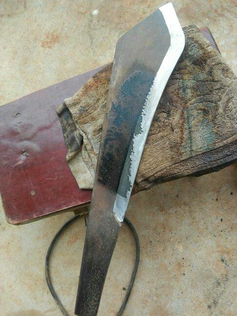 我用前四后八的大卡车弹簧钢板磨了一把刀没热处理的,就直接用油淬火