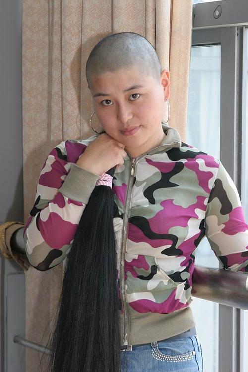《 图片//超级长发女"小红"被剃光头之全程实录 .