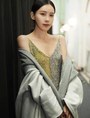 她18岁搭档周杰伦爆红,宁静都给她做配,今走红毯被驱赶太丢人_施予斐