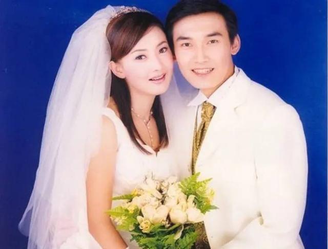 40岁张铎演技好却不红,与大8岁老婆秀恩爱很浪漫,网友