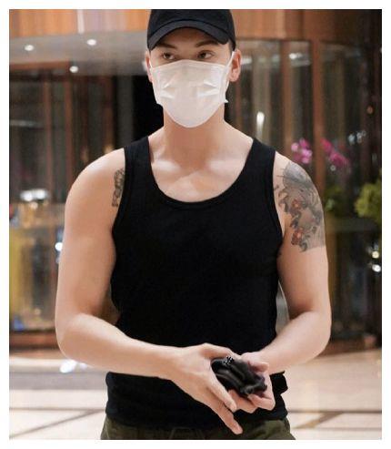 明星纹身的图案王嘉尔很赞看到唐艺昕羡慕这个字说累了