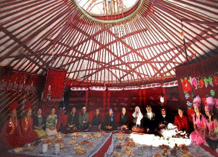 点击此处查看全部新闻图片   8月25日,柯尔克孜族牧民在毡房里聚会