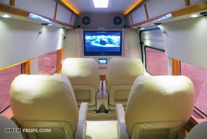 新世代全顺加长轴豪华商务车