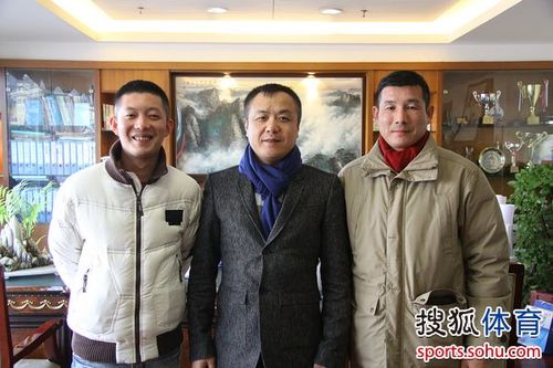 江西联盛足球投资人严永敏(中)与记者合影