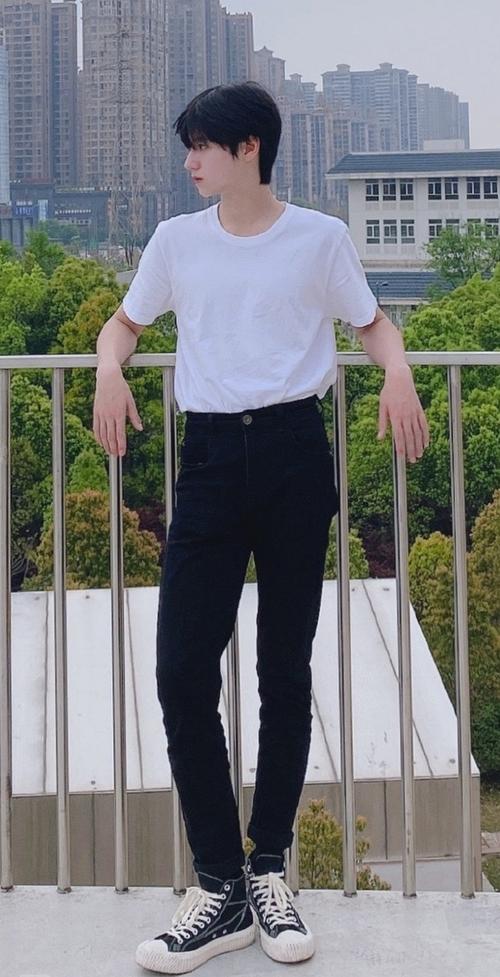 求朱志鑫全身照,满屏都是腿的那种!